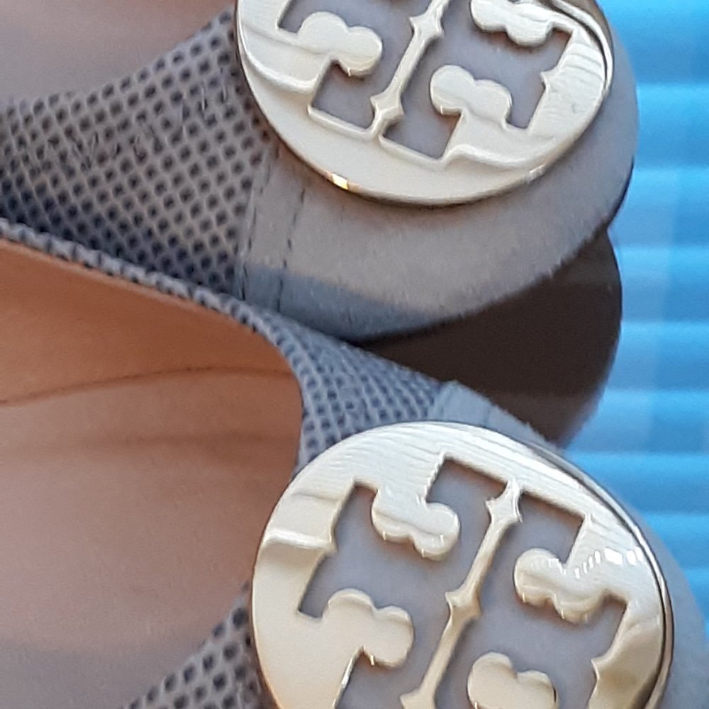BEAUTIFUL TORY BURCH CLAIRE CAP TOE GRAY SUEDE BALLET FLAT GOLD EMBELLISHMENT